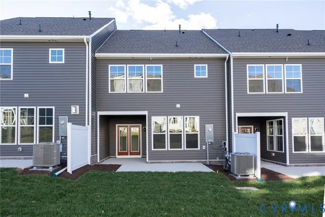 a picture of a wall and white wall