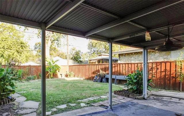 a view of a backyard with garden