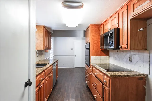 a kitchen that has a sink and a oven