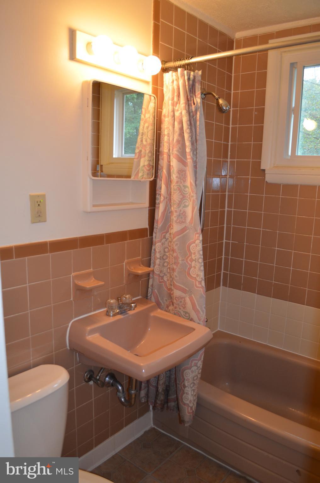 22 Hillside Road Greenbelt, MD 20770 - Photo 18 of 23 Bath