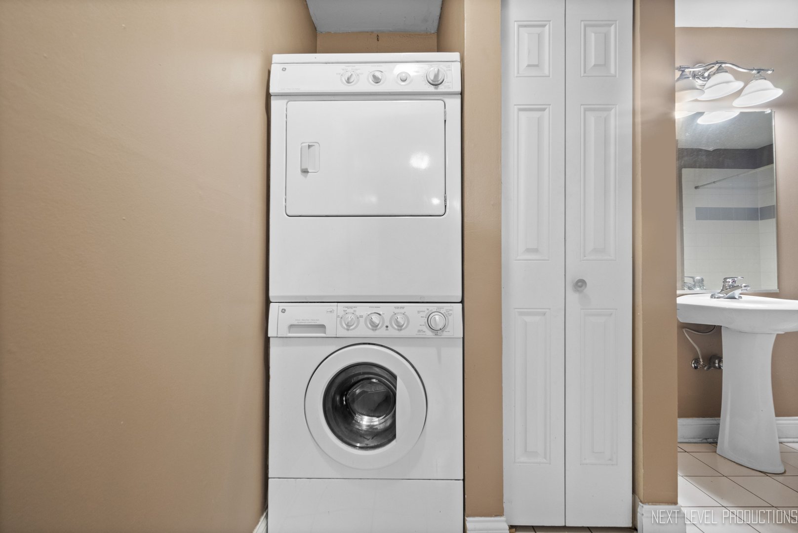 43 Foxcroft Road, Unit 119 Naperville, IL 60565 - Photo 10 of 13 a utility room with dryer and washer