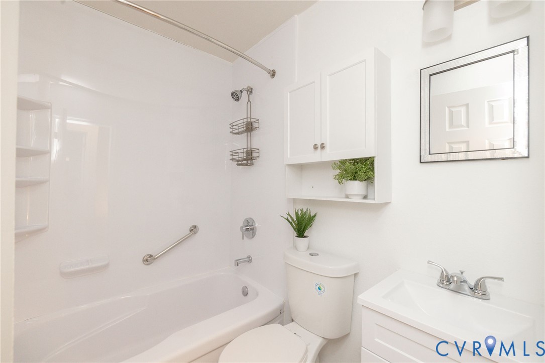 3520 East Richmond Road, Unit U106 Richmond, VA 23223 - Photo 13 of 18 a bathroom with a sink toilet and bathtub