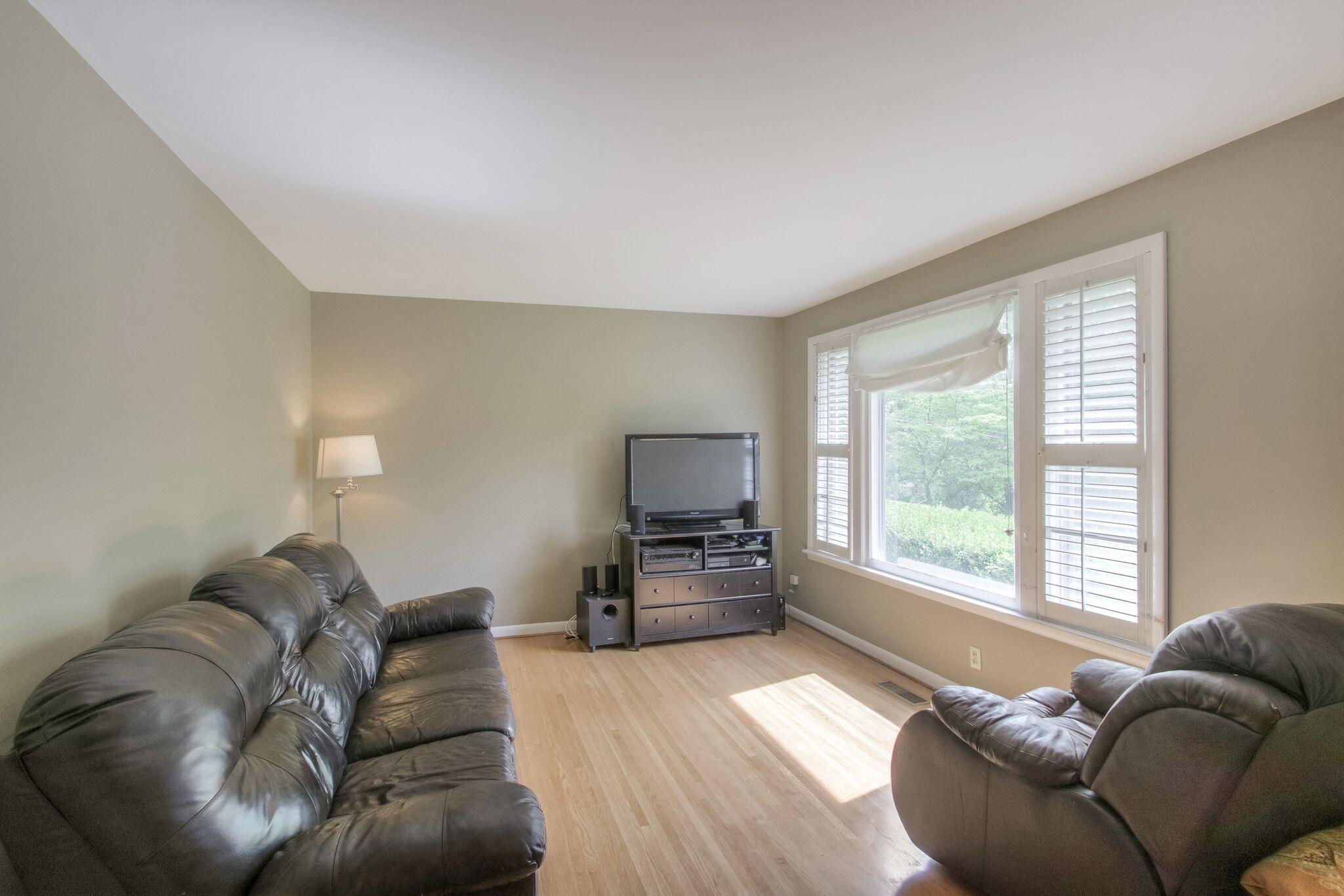 429 Franklin Limestone Road Nashville, TN 37217 - Photo 5 of 26 Living Room , large window lots of light