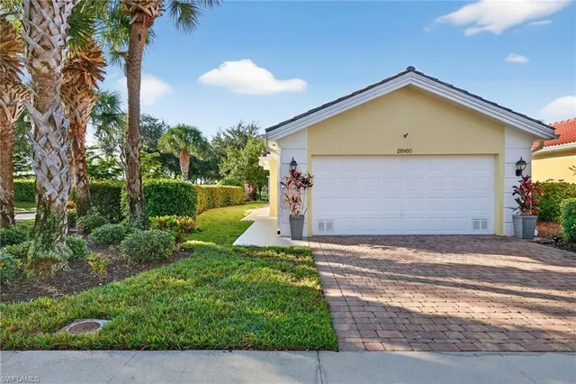 a view of a house with backyard and garden