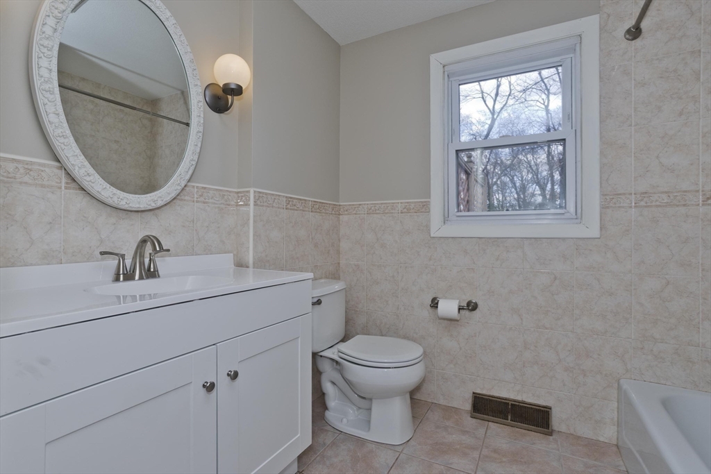 75 Penncastle Street Springfield, MA 01129 - Photo 14 of 40