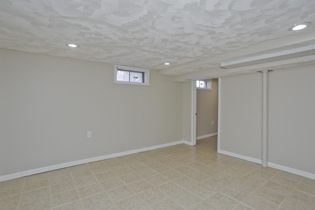 75 Penncastle Street Springfield, MA 01129 - Photo 18 of 40