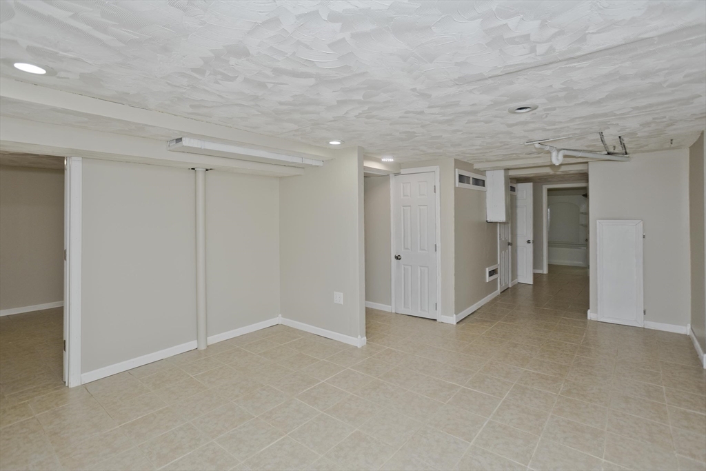75 Penncastle Street Springfield, MA 01129 - Photo 19 of 40