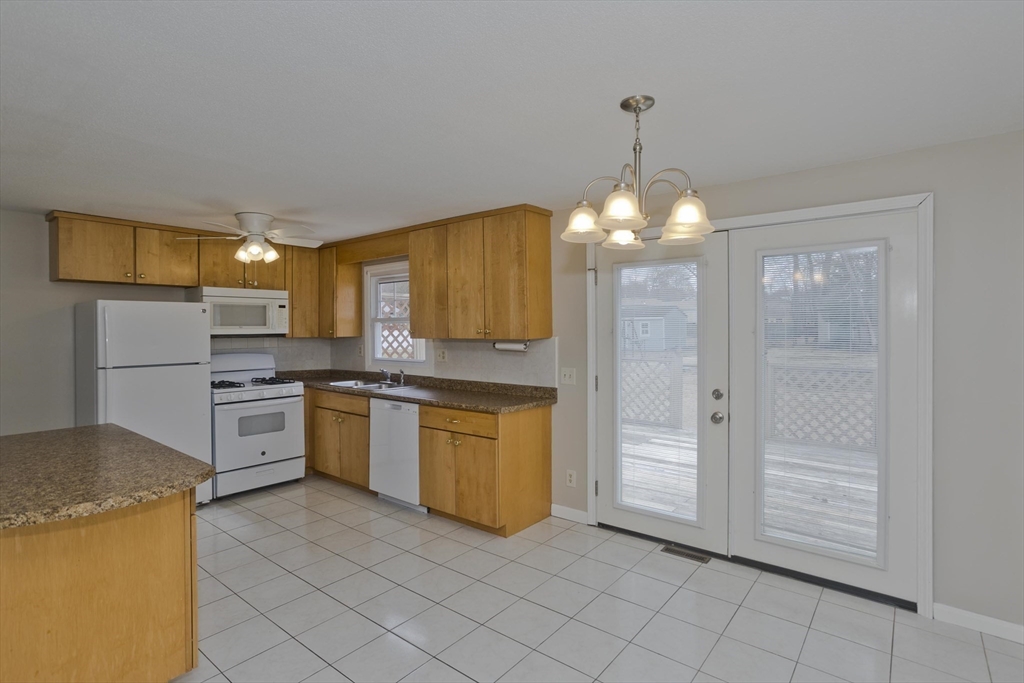 75 Penncastle Street Springfield, MA 01129 - Photo 3 of 40