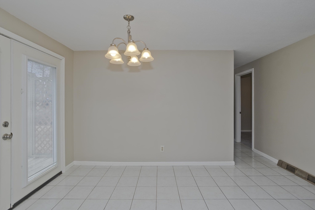 75 Penncastle Street Springfield, MA 01129 - Photo 5 of 40