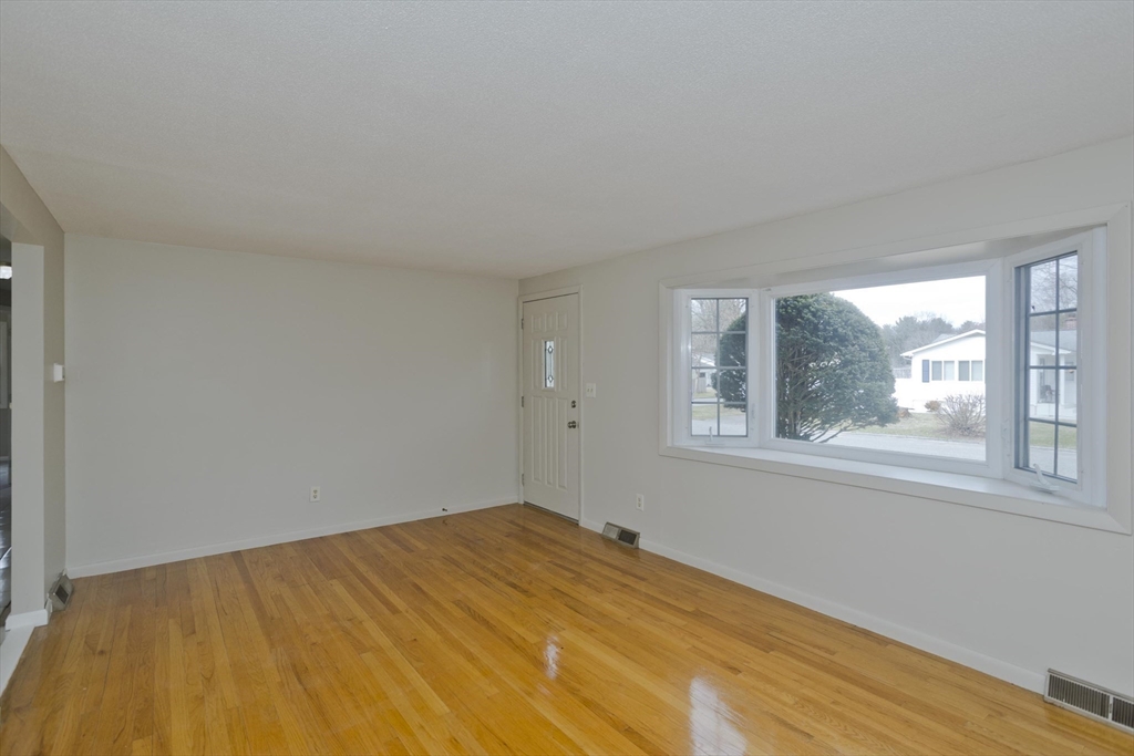 75 Penncastle Street Springfield, MA 01129 - Photo 6 of 40