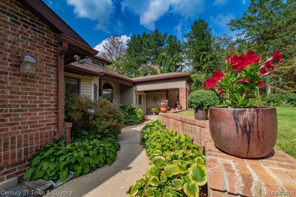 8763 Ellis Road Clarkston, MI 48348 - Photo 4 of 52
