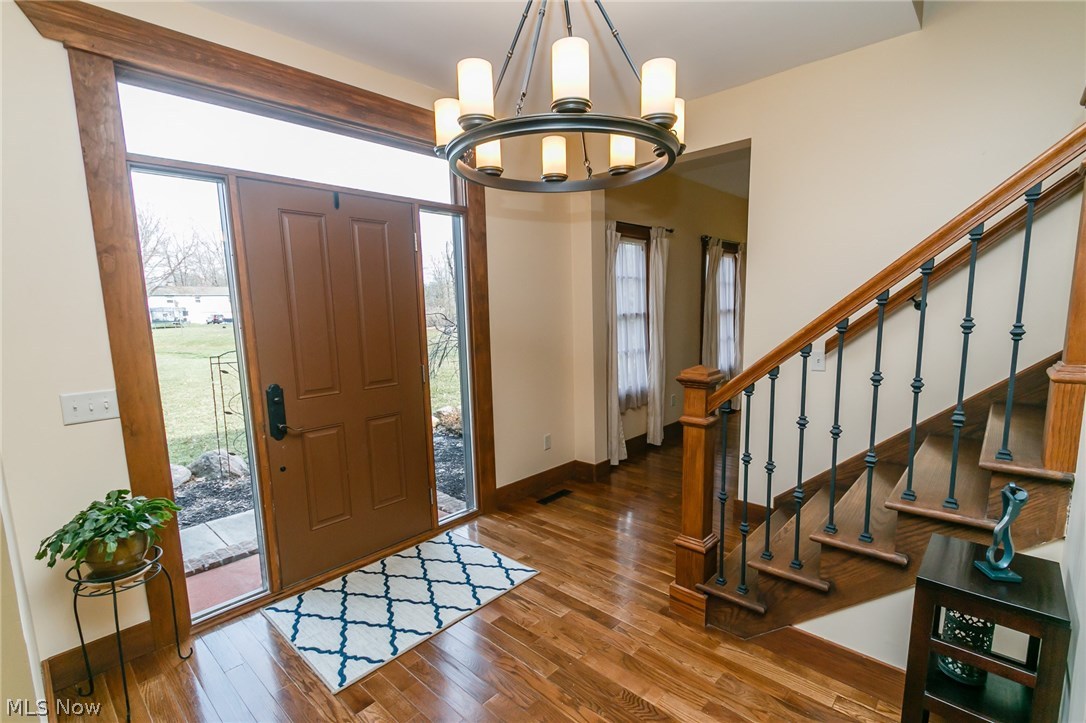 6160 Stone Road Hudson, OH 44236 - Photo 9 of 35 Welcoming Foyer w/hardwood floors