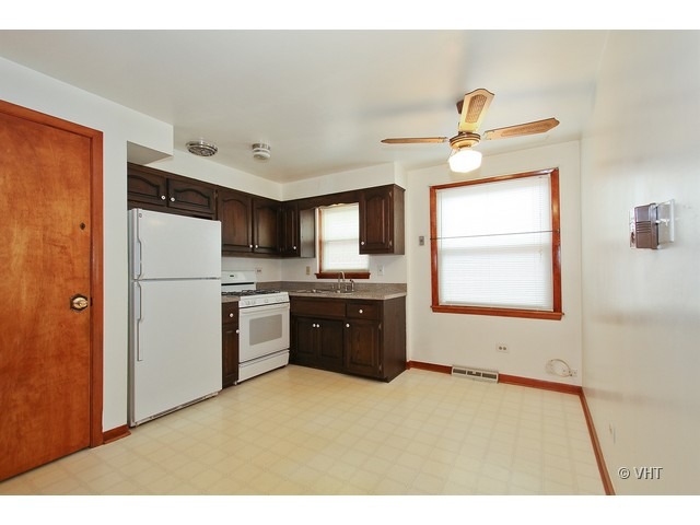 8533 Massasoit Avenue Burbank, IL 60459 - Photo 3 of 10
