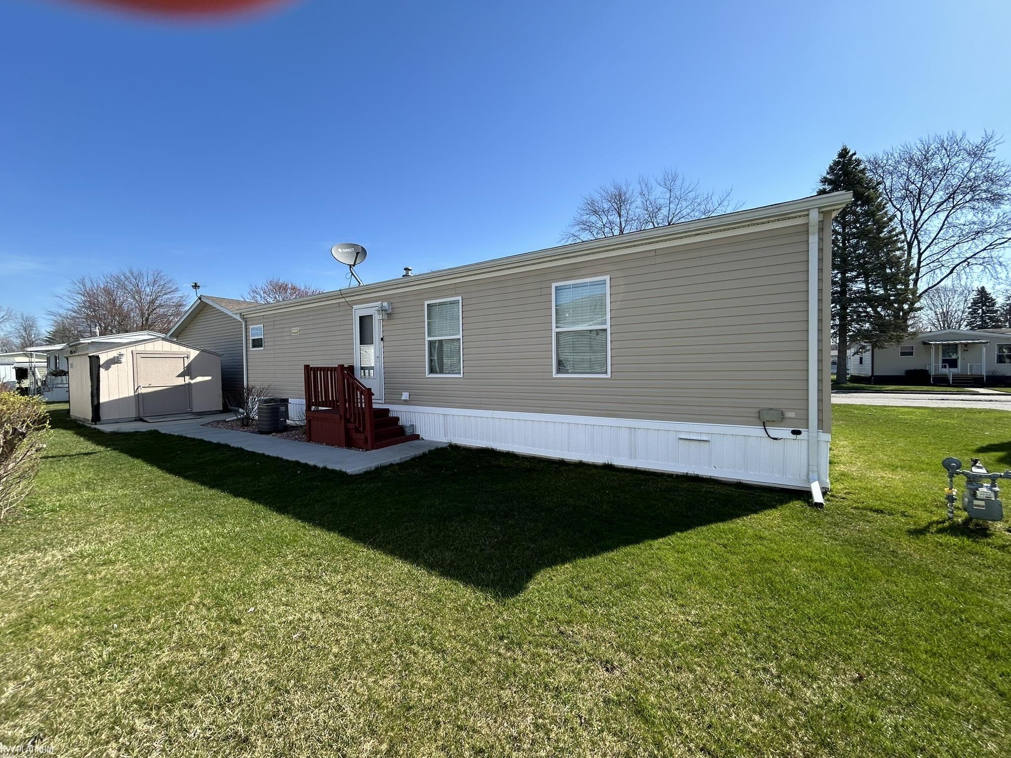 3333 Ravenswood Road Marysville, MI 48040 - Photo 2 of 25 50149949-646632a5-95b7-4ca2-83c7-b87bb60e43bc.JPG