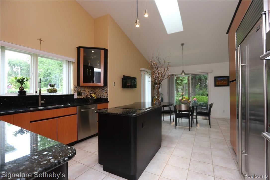 731 Stanford Circle Rochester, MI 48309 - Photo 18 of 52 Kitchen & Breakfast Room View