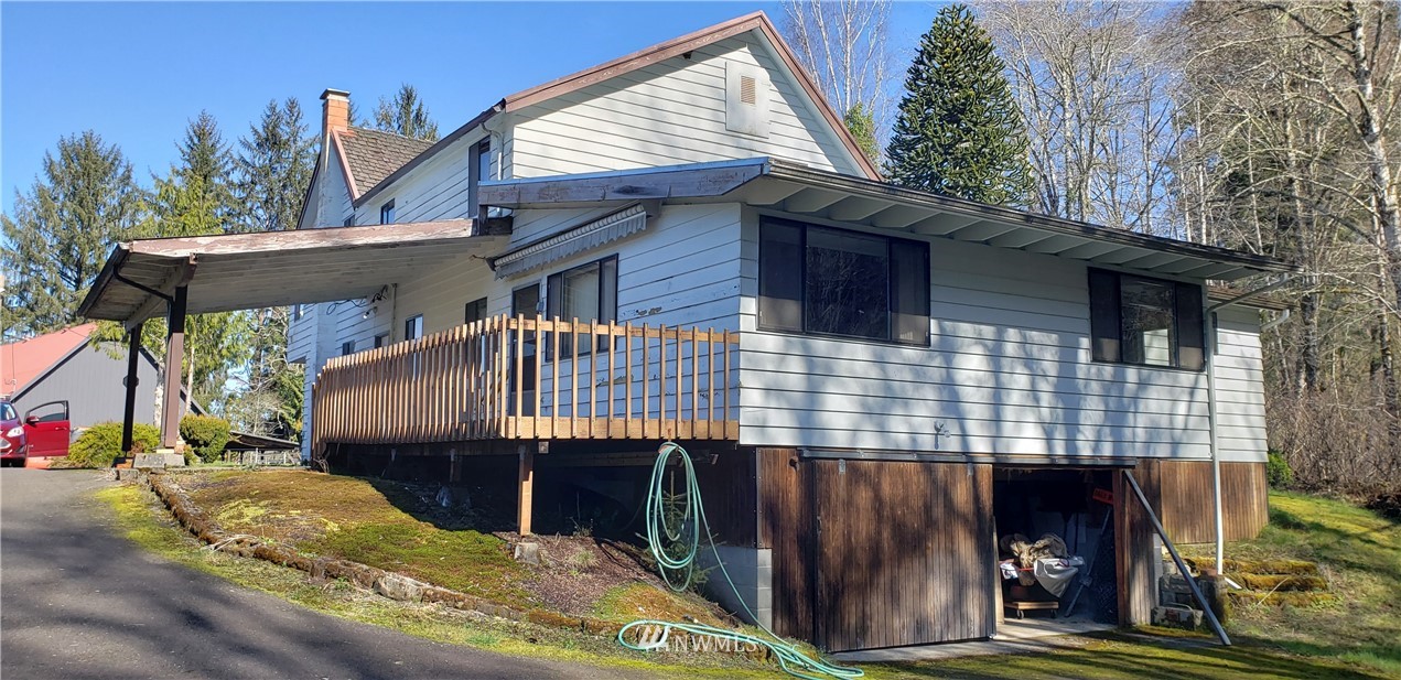 110 Aberdeen Gardens Road Aberdeen, WA 98520 - Photo 4 of 9 a view of house with roof deck