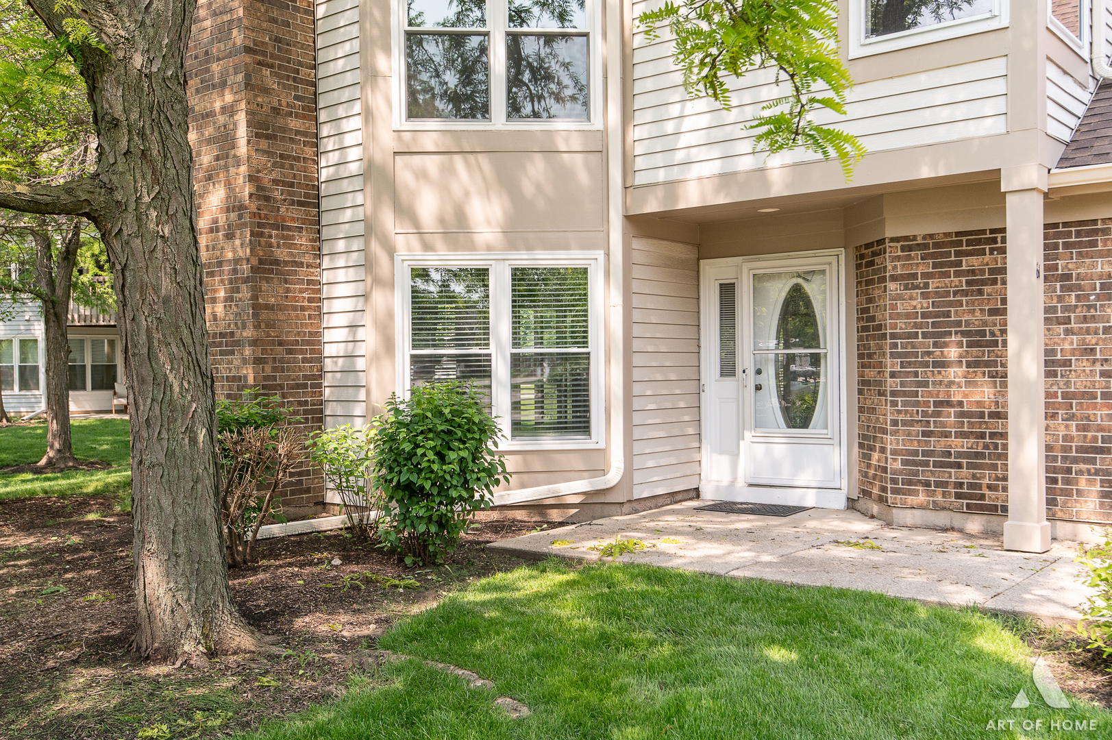 61 Willow Parkway, Unit 61 Buffalo Grove, IL 60089 - Photo 3 of 34 a house with a garden view