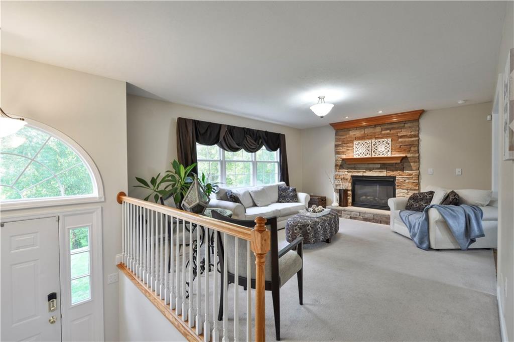 187 Shannon Road Renfrew, PA 16053 - Photo 3 of 25 Entry/Living Room