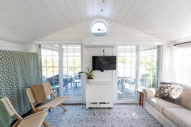 a view of entryway with kitchen