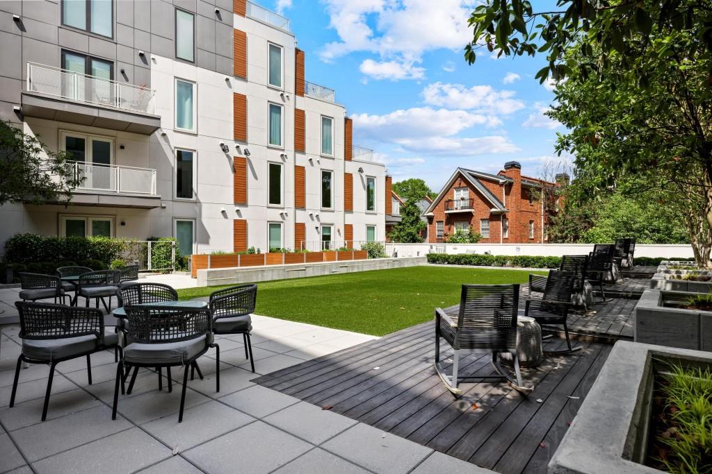 775 Juniper Street Northeast, Unit 602 Atlanta, GA 30308 - Photo 29 of 40 a view of a building with sitting area