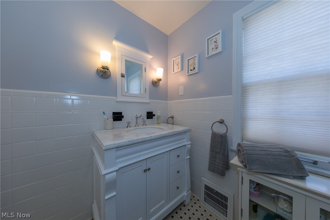2483 Channing Road Cleveland, OH 44118 - Photo 25 of 35 The Bathroom