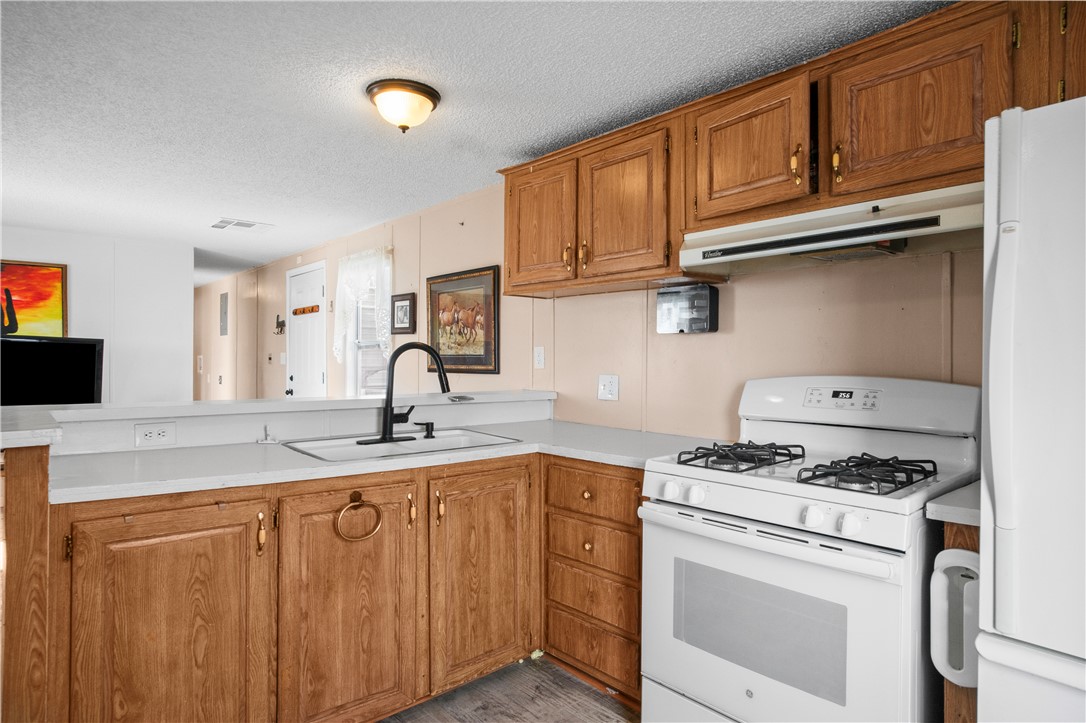 3604 Bowie Road Golden Valley, AZ 86413 - Photo 5 of 35 Kitchen