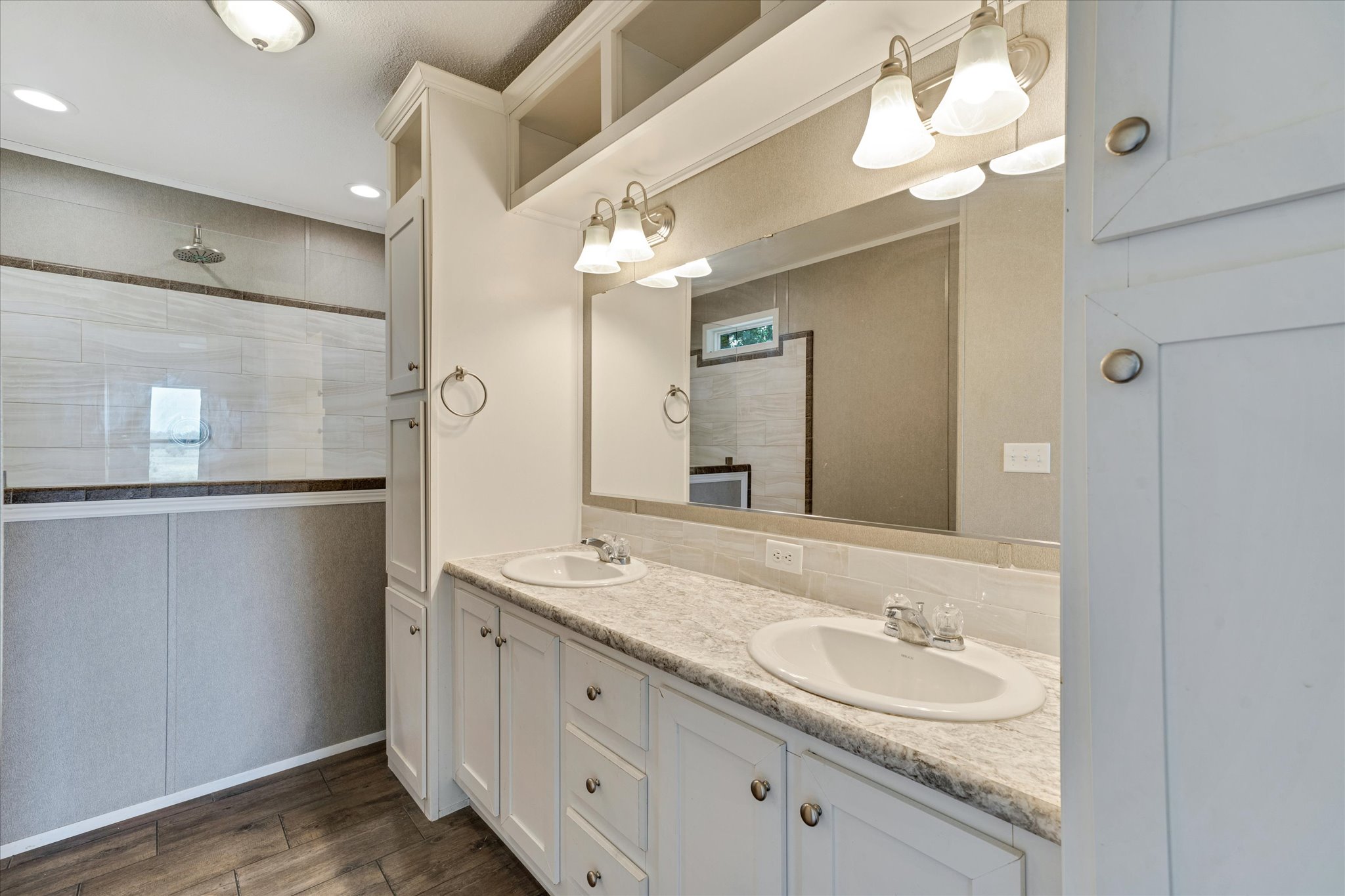 1500 Wattsville Road Luling, TX 78648 - Photo 13 of 38 Double vanities and an ample shower create a convenient and comfortable bathroom.