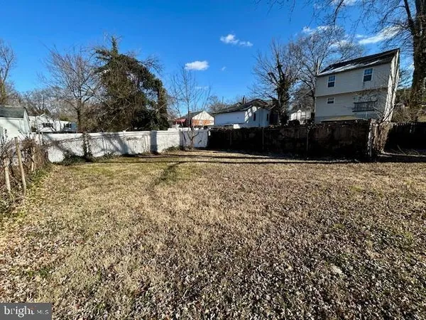 a view of a yard with a house