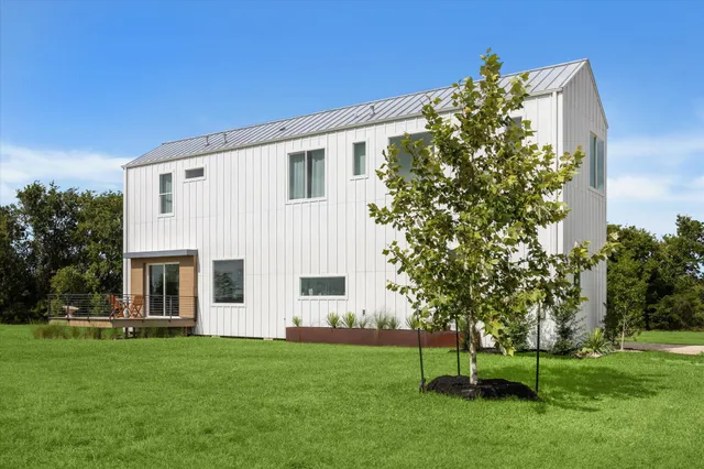 a view of a house with backyard