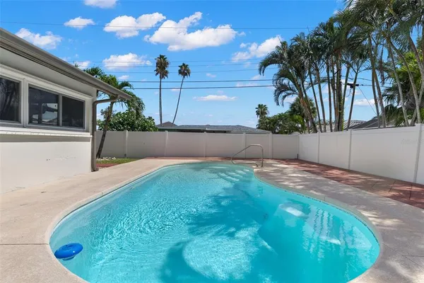 $874,900 | 109 13th Street, Belleair Beach, FL 33786