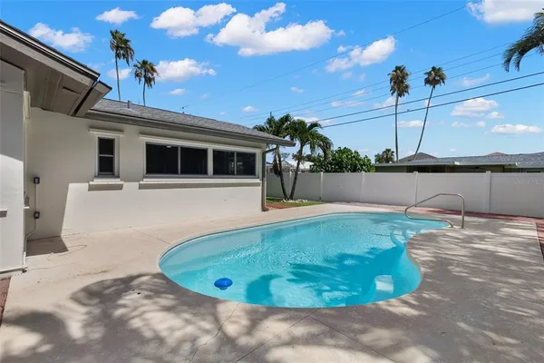 $874,900 | 109 13th Street, Belleair Beach, FL 33786