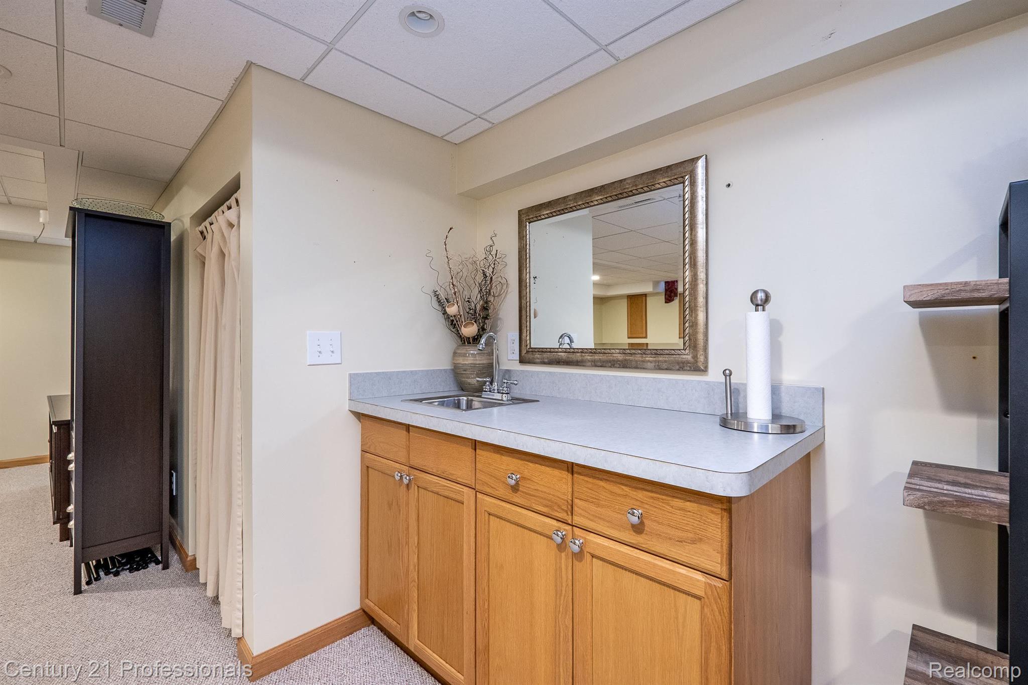 2089 Alsdorf Avenue Rochester, MI 48309 - Photo 40 of 50 wet bar in basement