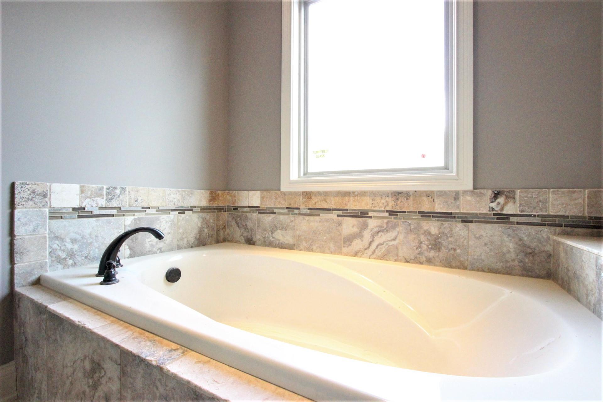 807 Philadelphia Road, Unit 3 Lebanon, TN 37087 - Photo 20 of 23 a bathroom with a bathtub and mirror
