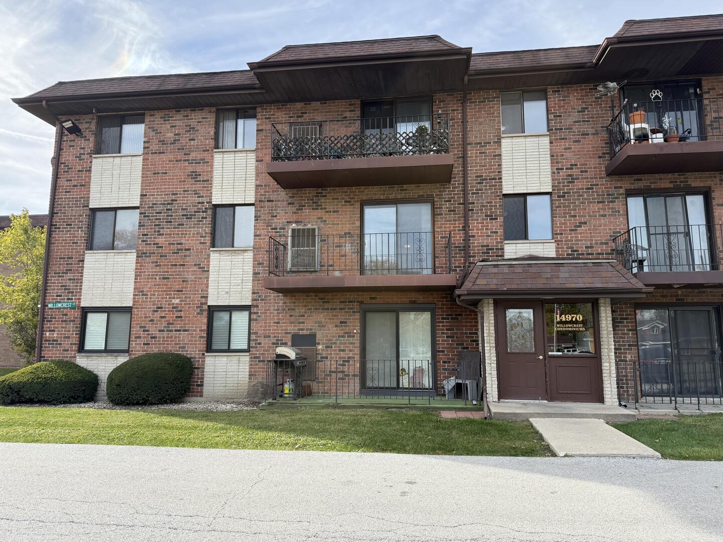 14970 Pulaski Road, Unit 5 Midlothian, IL 60445 - Photo 22 of 22 a front view of a house with a garden