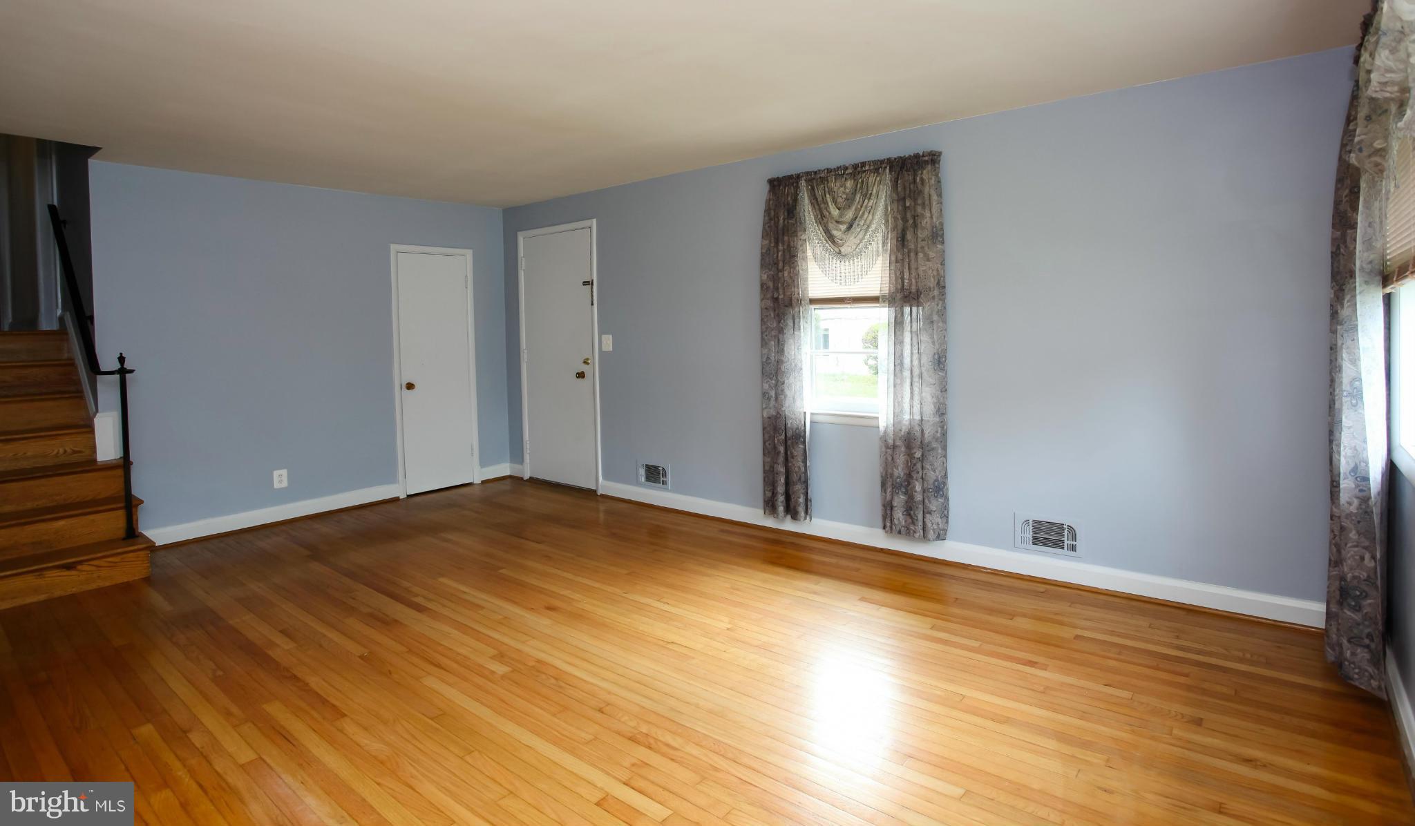 1916 Beverly Road Catonsville, MD 21228 - Photo 4 of 25 Living Room