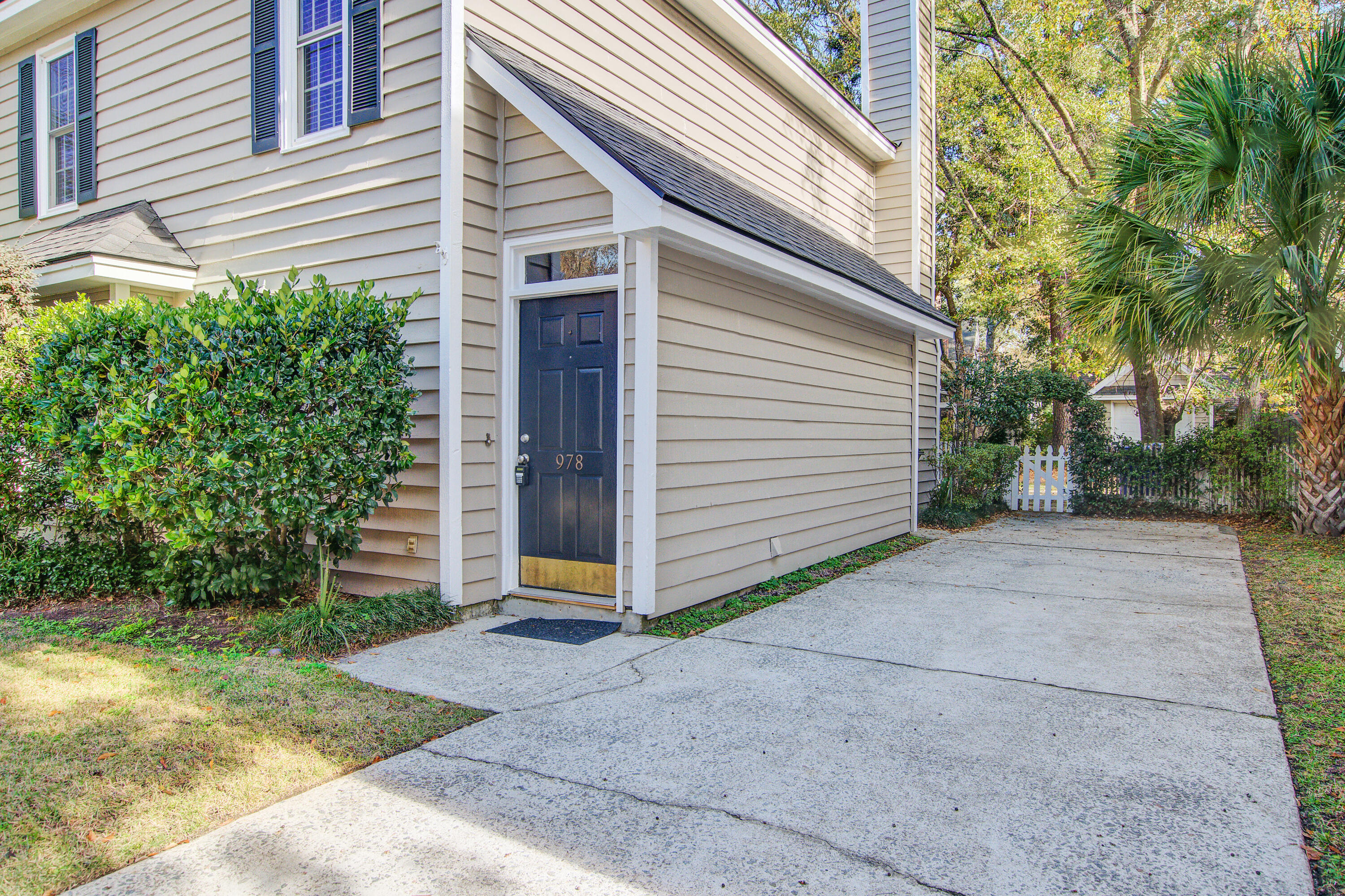978 Governors Road Mount Pleasant, SC 29464 - Photo 2 of 28 978 (2)