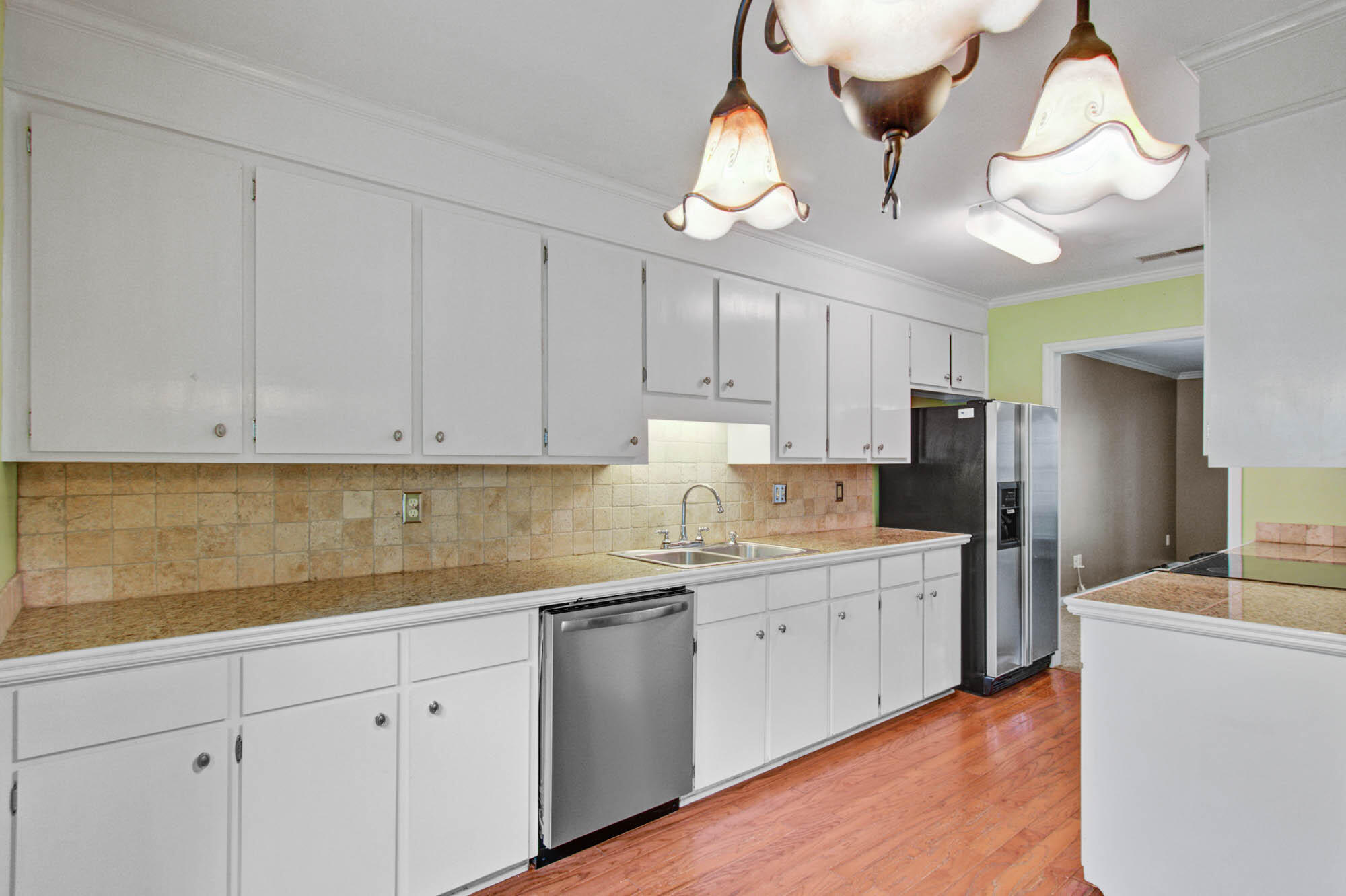 978 Governors Road Mount Pleasant, SC 29464 - Photo 3 of 18 10