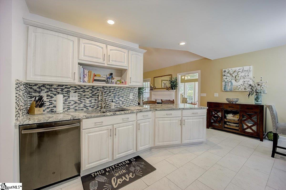 11 Bushberry Way Greer, SC 29650 - Photo 8 of 36 Gallery Image 8