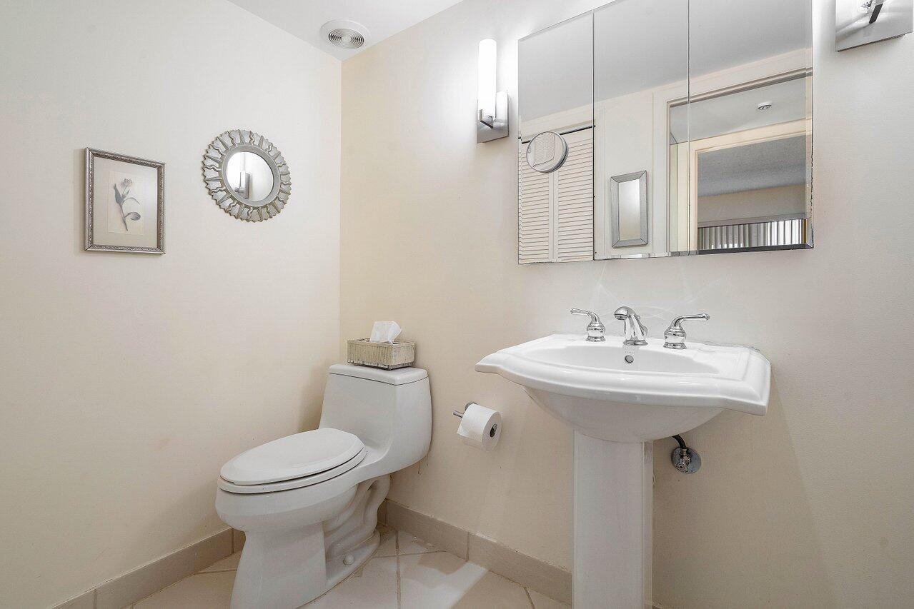 637 Normandy Lane, Unit N Delray Beach, FL 33484 - Photo 15 of 28 POWDER ROOM