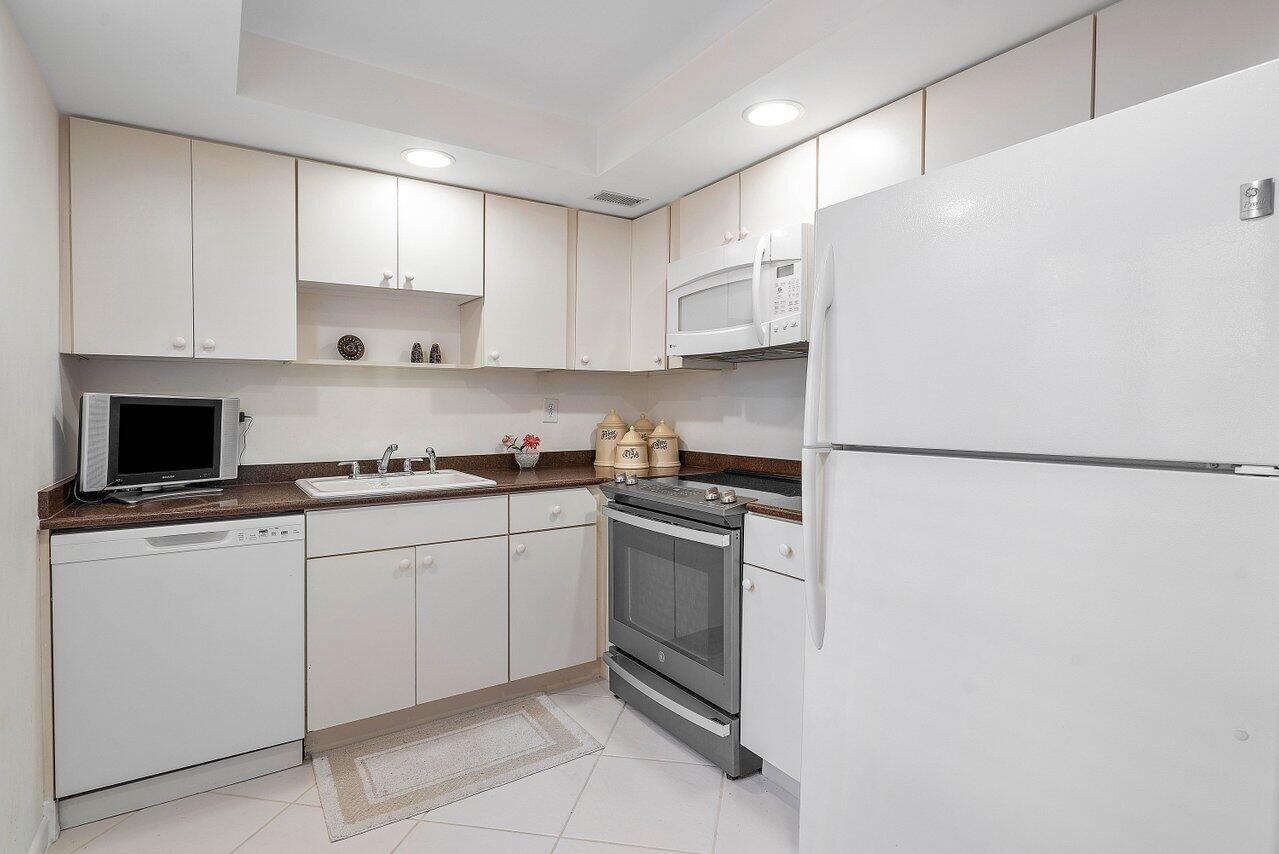 637 Normandy Lane, Unit N Delray Beach, FL 33484 - Photo 6 of 28 KITCHEN