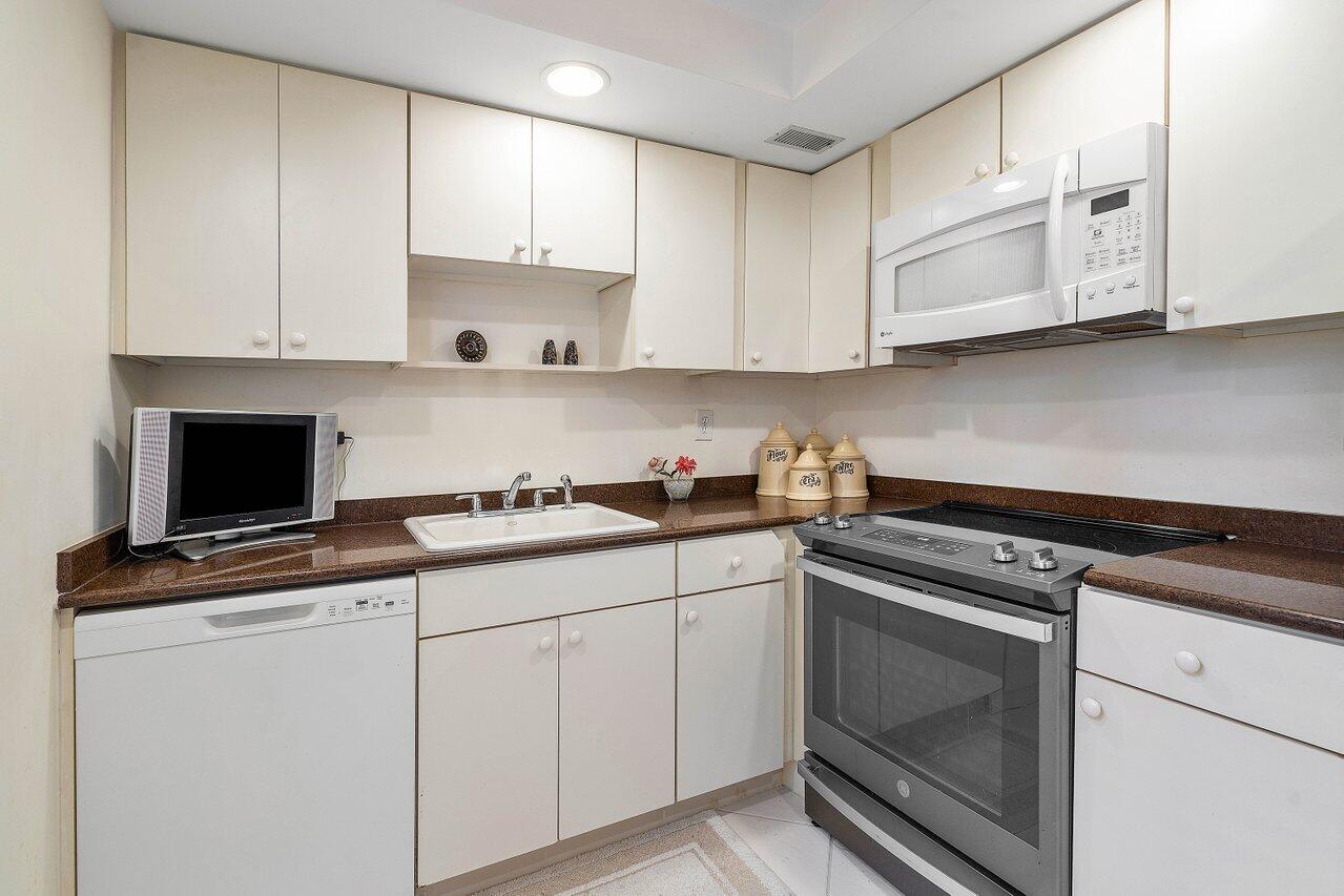 637 Normandy Lane, Unit N Delray Beach, FL 33484 - Photo 7 of 28 GRANITE COUNTERTOPS