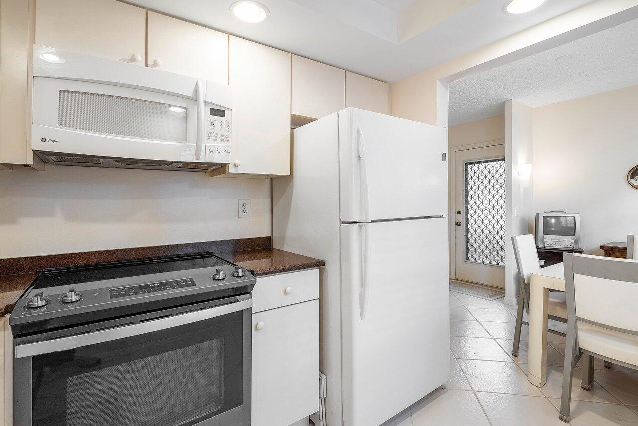 637 Normandy Lane, Unit N Delray Beach, FL 33484 - Photo 8 of 28 KITCHEN
