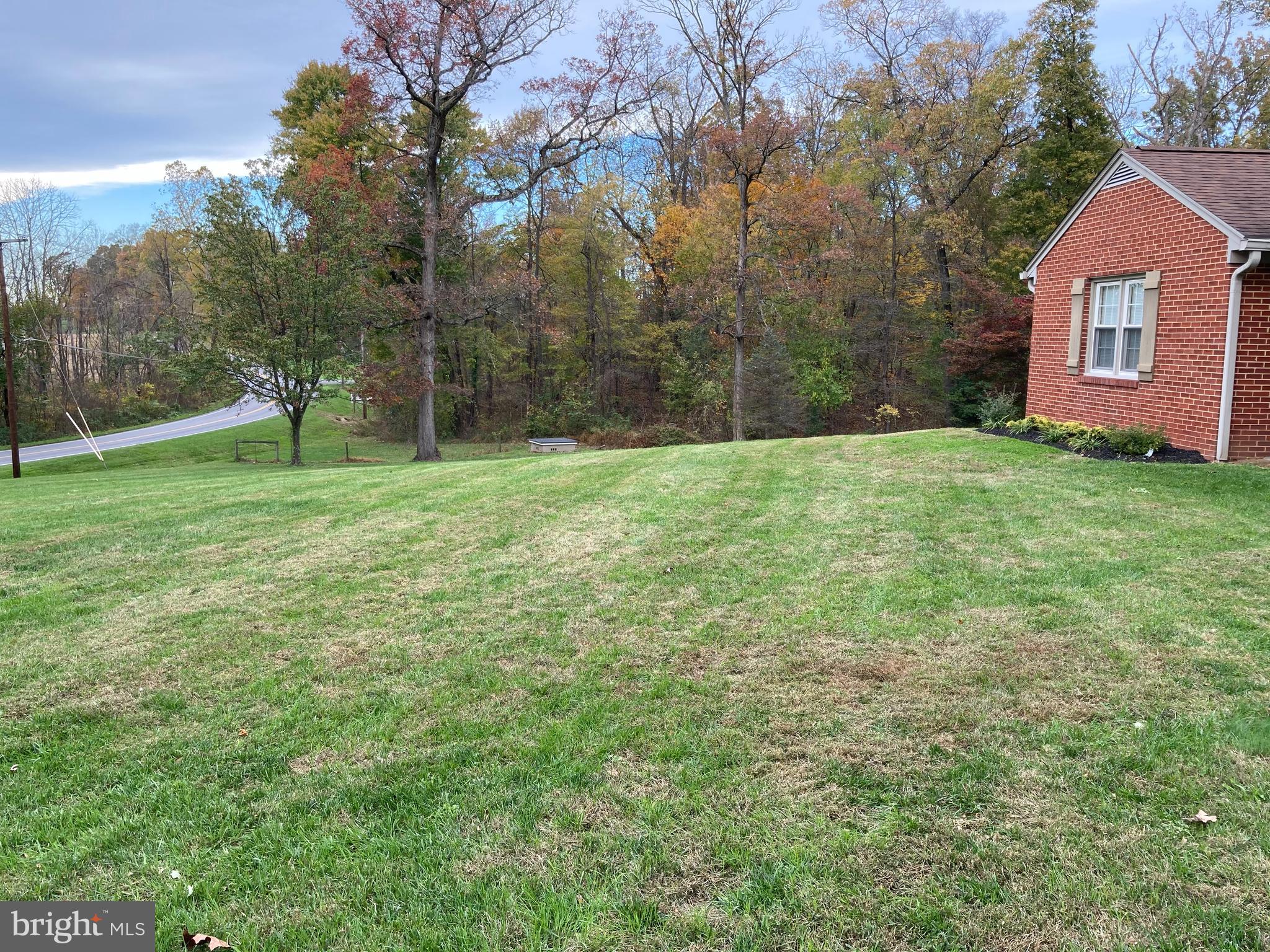 18725 Darnestown Road Poolesville, MD 20837 - Photo 20 of 21 Large front lawn