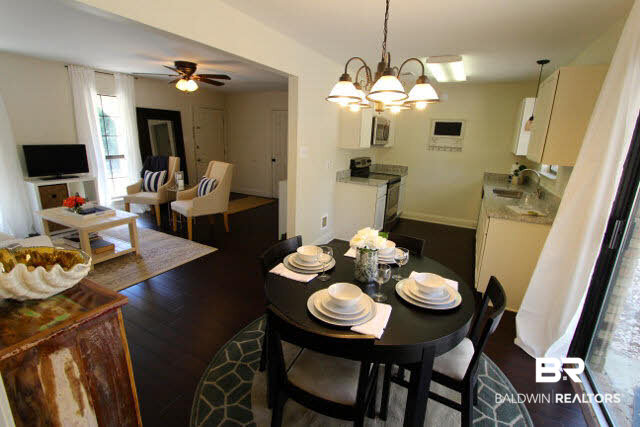 11 Azalea Court Fairhope, AL 36532 - Photo 8 of 17 Living/ Breakfast