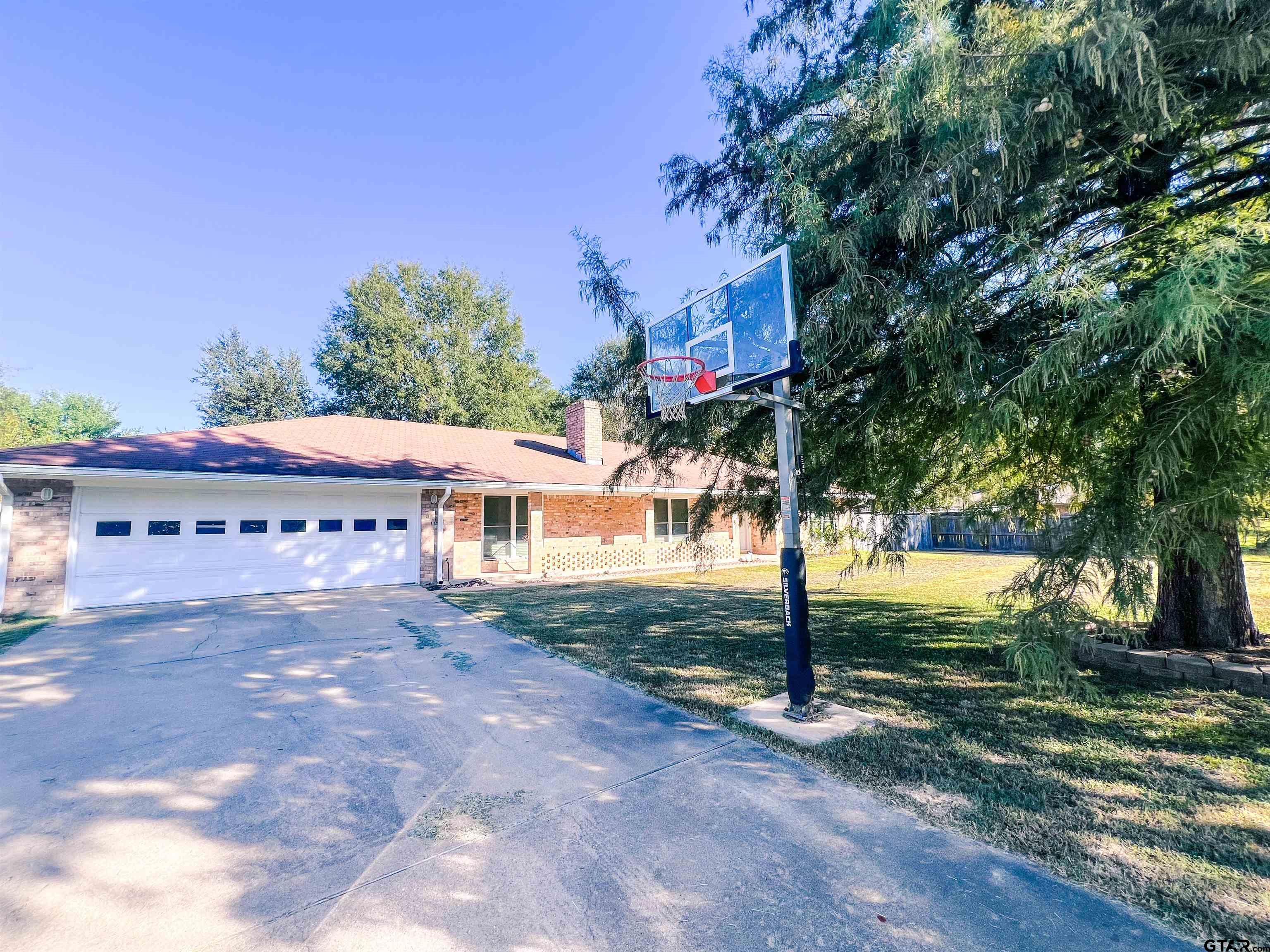 648 Daingerfield Street Pittsburg, TX 75686 - Photo 24 of 27 a front view of a house with a yard