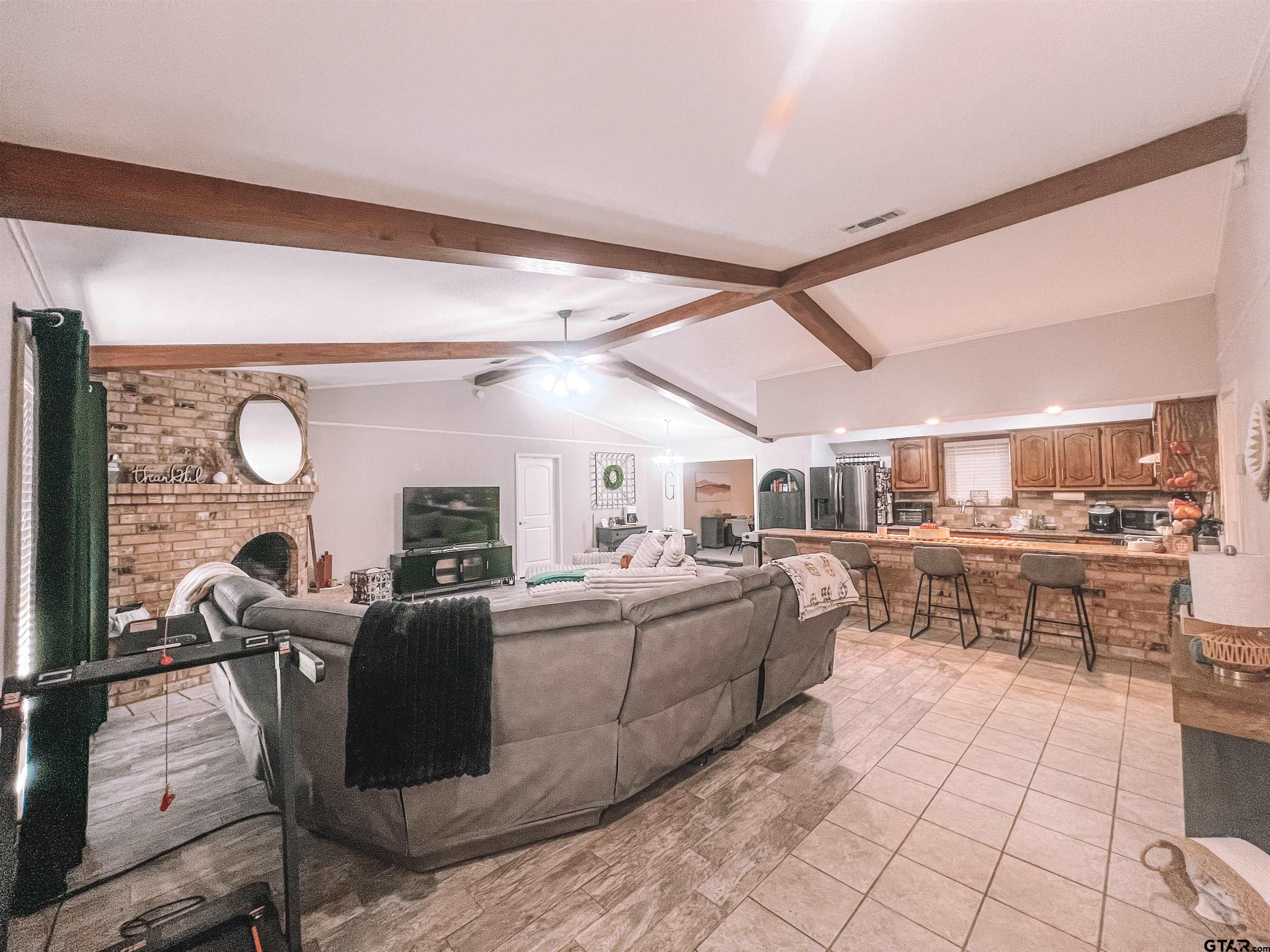 648 Daingerfield Street Pittsburg, TX 75686 - Photo 3 of 27 a living room with furniture
