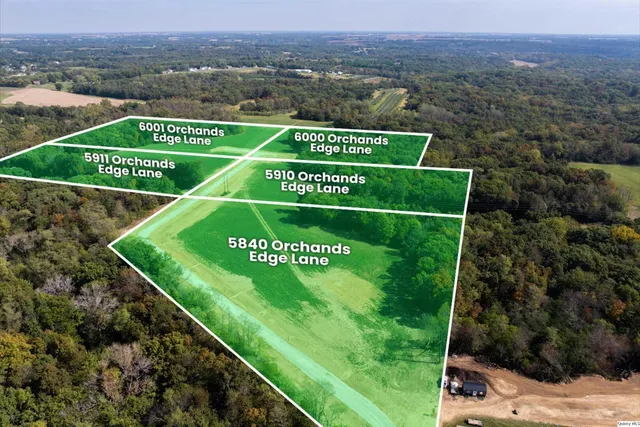 a view of a back yard