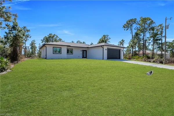 a view of a house with a yard