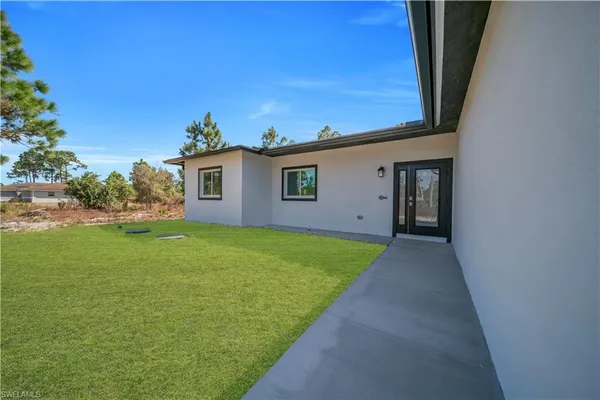 a view of a house with backyard and garden