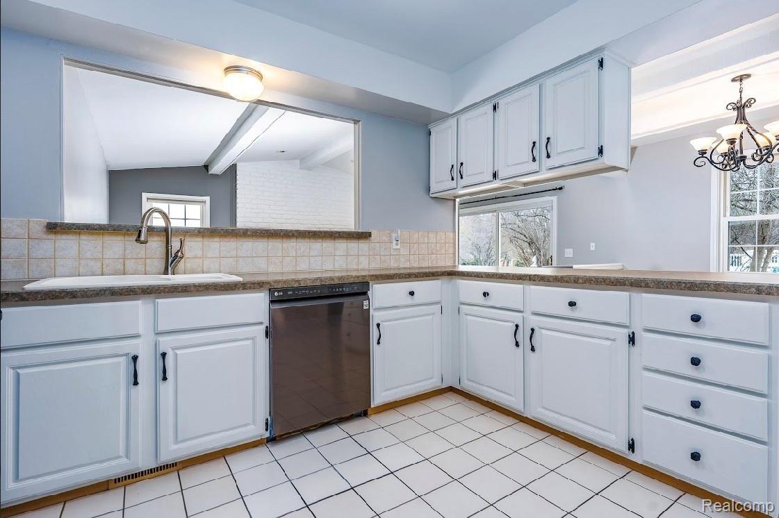 2404 Rancroft Beat Rochester, MI 48306 - Photo 10 of 33 D64FAF67-FB5B-45D6-8C14-6CB9591003CE.jpeg